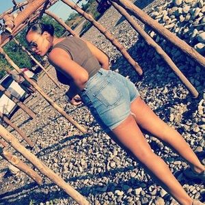 Meet your Posher, Leslye